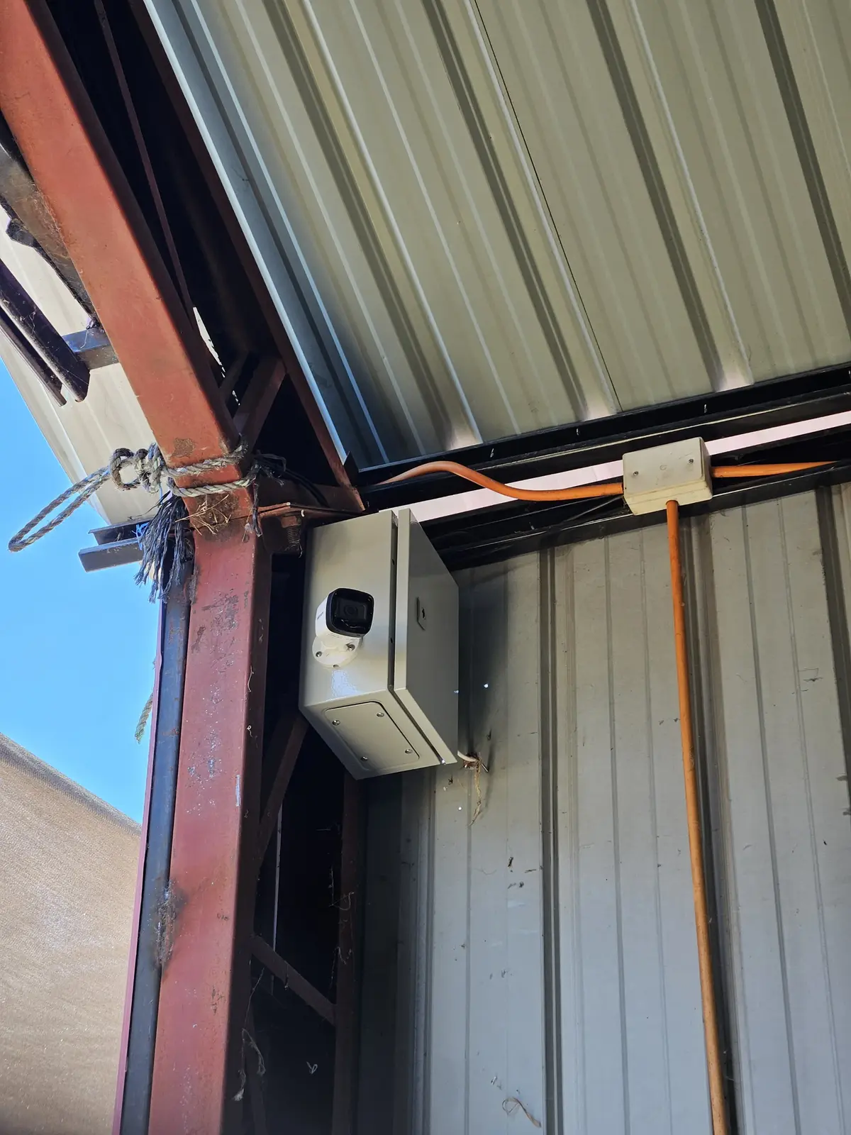 Cámara instalada en gabinete metálico en bodega