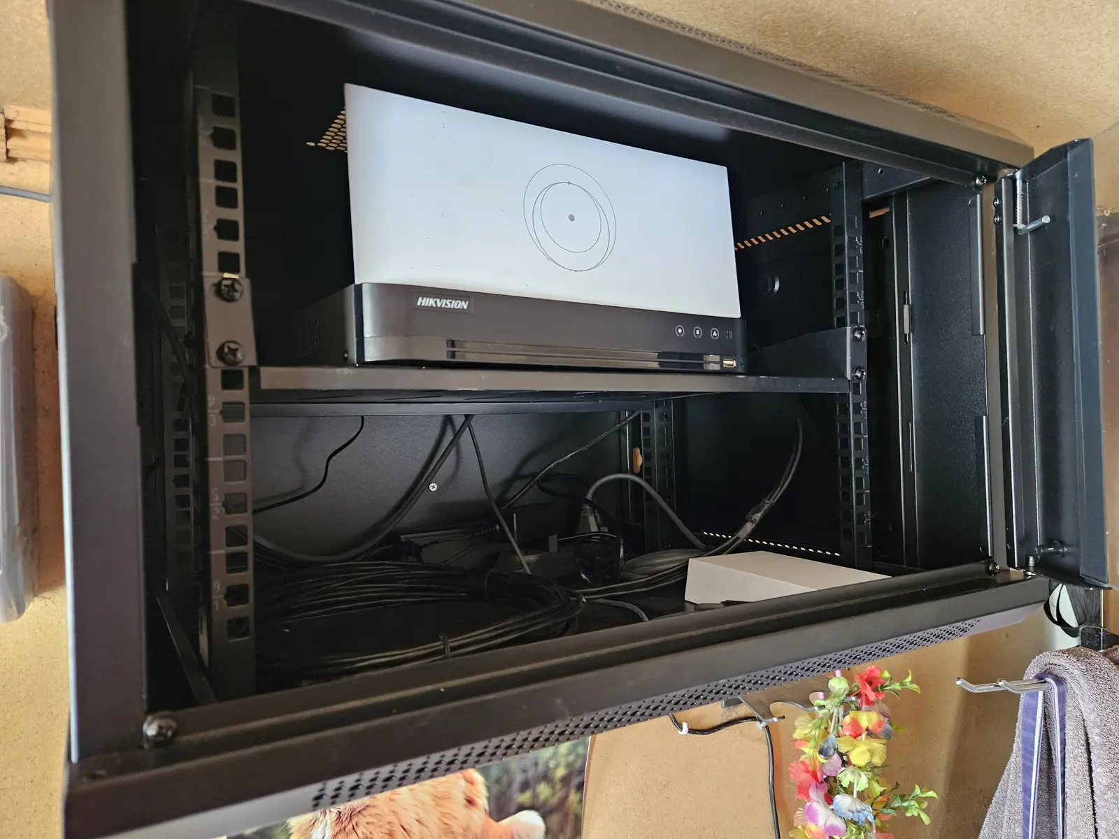 Grabador Hikvision instalado en rack de cliente