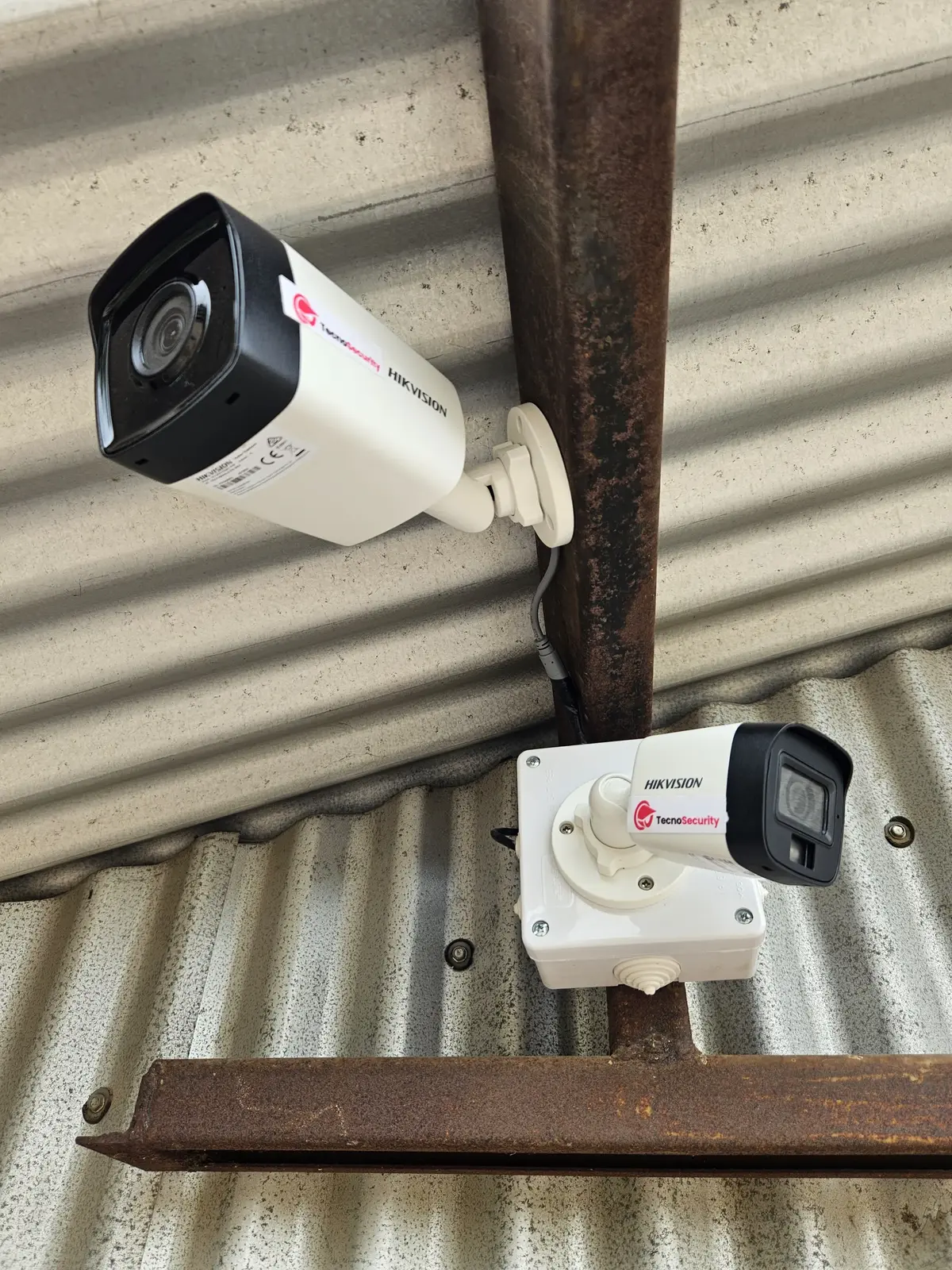 Cámaras Hikvision con distintivo TecnoSecurity instaladas en techo industrial
